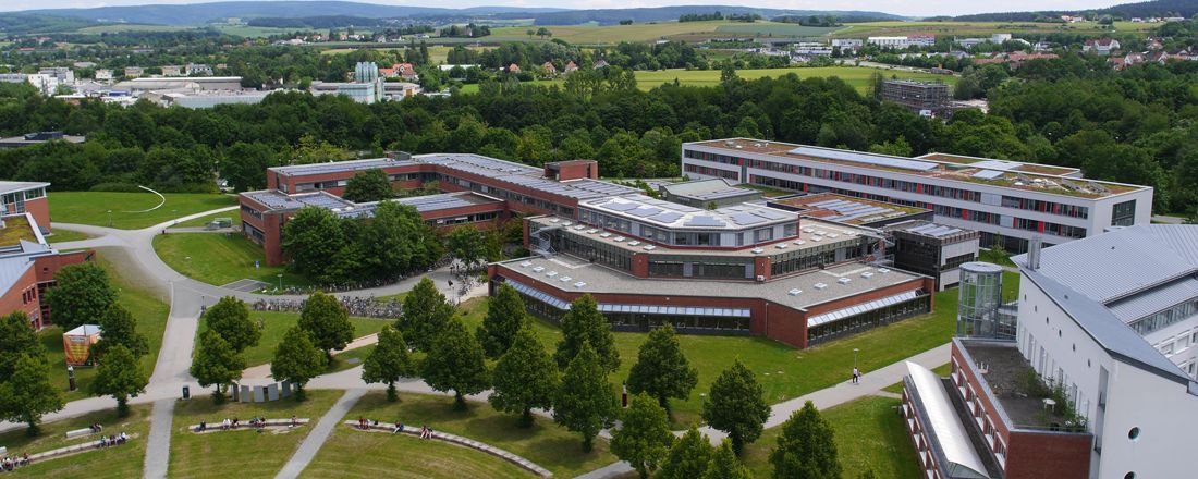 Luftbild der Gebäude der Rechts- und Wirtschaftswissenschaftlichen Fakultät der Universität Bayreuth.