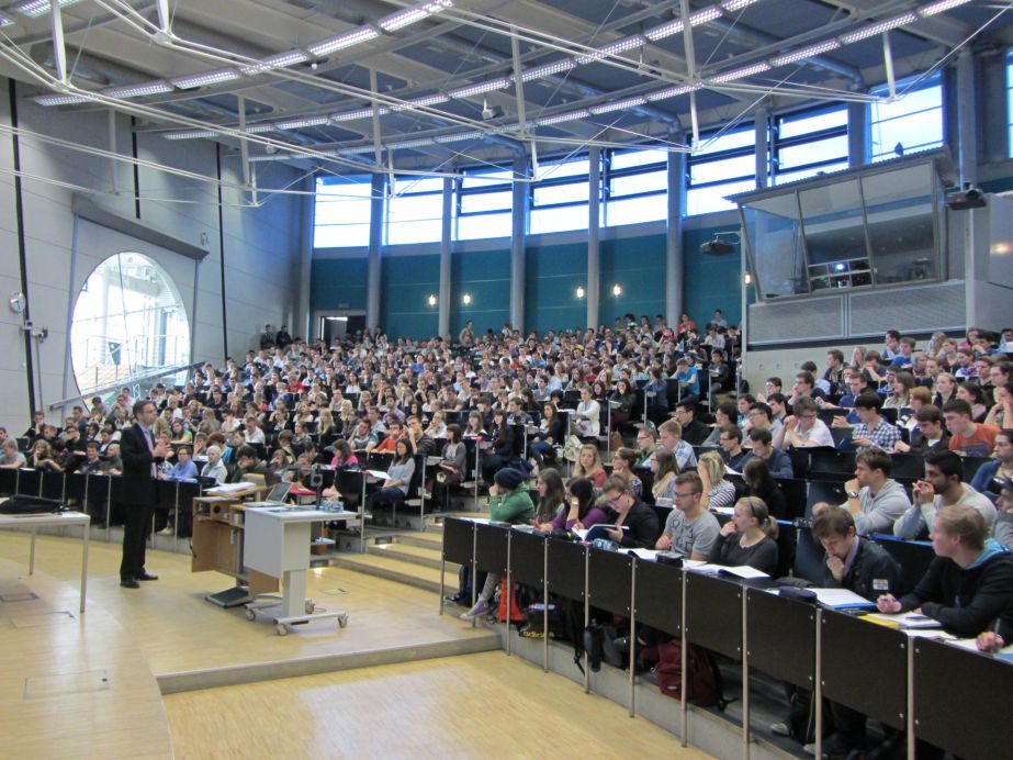 Lehrveranstaltung von Prof. Fülbier im Audimax.